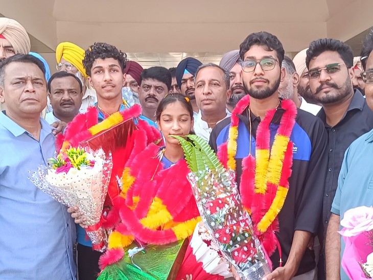 मानसा रेलवे स्टेशन पर विजेता खिलाड़ियों का स्वागत करते विधायक विजय सिंगला और अन्य लोग।