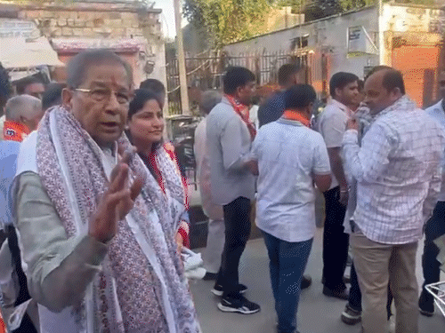 राज्यसभा सांसद घनश्याम तिवाड़ी ने भी सांगानेर बाजर में पदयात्रा करके व्यापारियों से संपर्क किया।