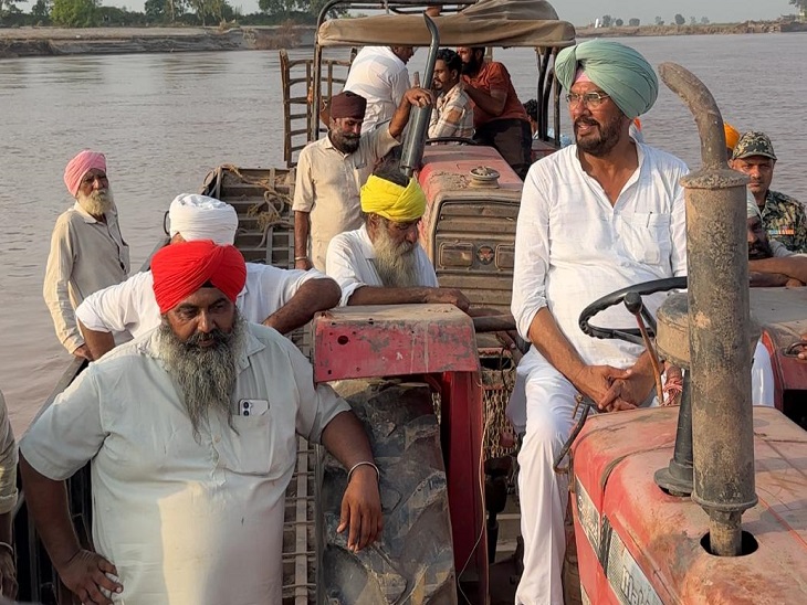 रेत से निकाले गए ट्रेक्टरों के साथ कुलदीलप सिंह धालीवाल।