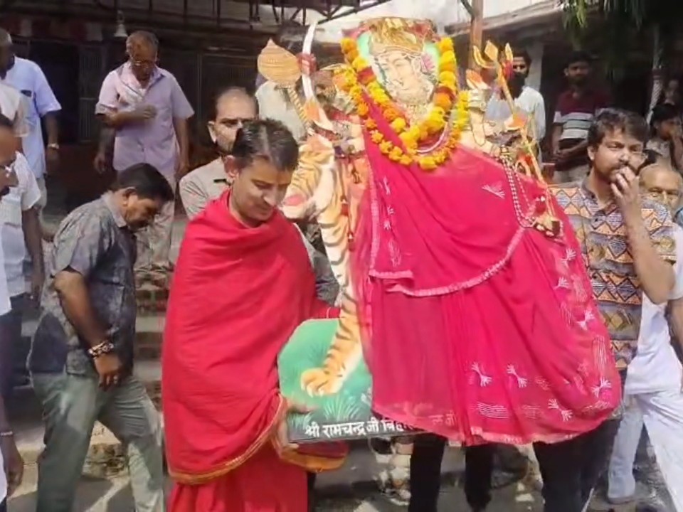 हले दिन माता के शैल पुत्री को आराधना की गई।