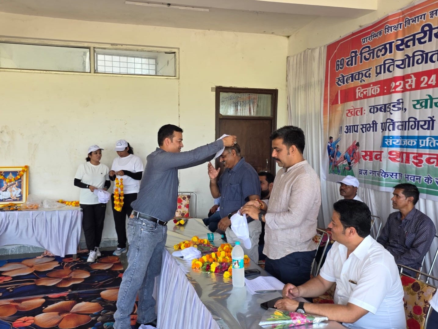 टोपी पहनाकर अतिथि का किया सम्मान।