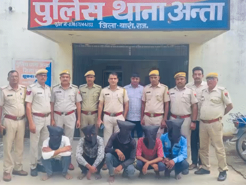पुलिस ने 5 आरोपियों को बापर्दा गिरफ्तार किया है।