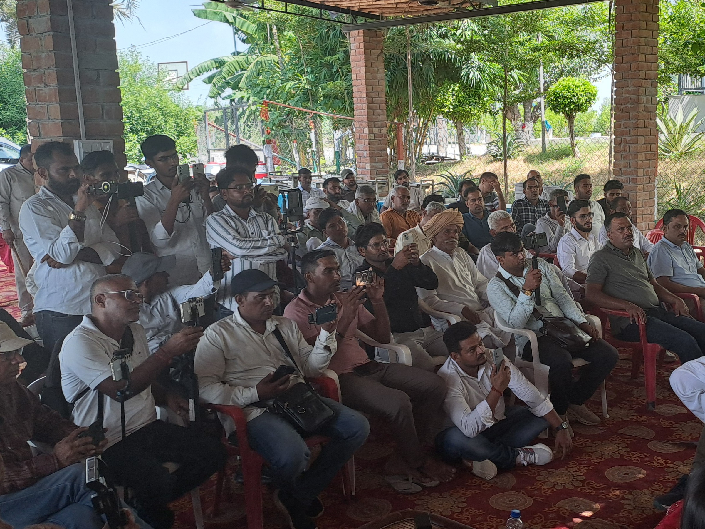 बैठक में राष्ट्रीय अध्यक्ष रणवीर लोहान के विचार सुनते लोग।