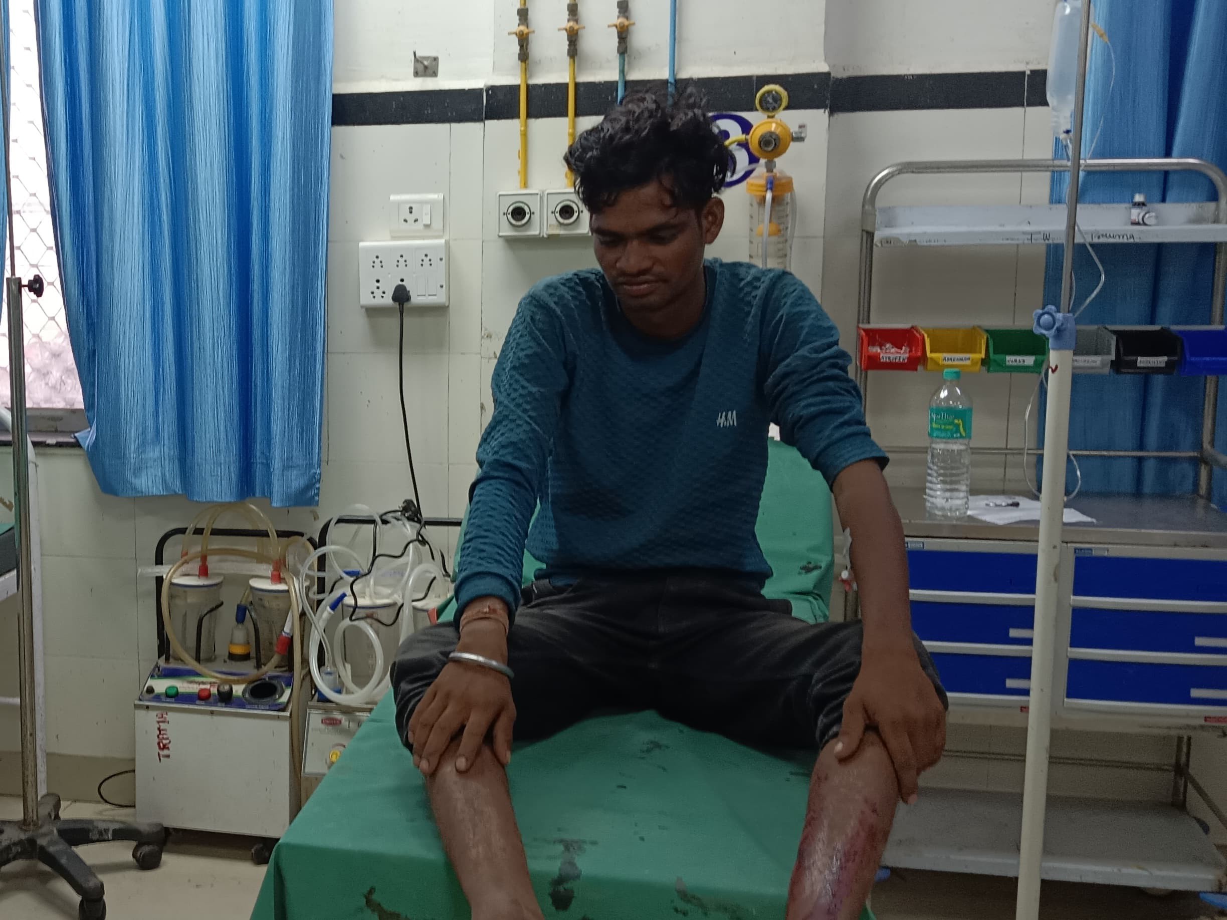 घायल को इलाज के लिए जिला अस्पताल में कराया भर्ती।