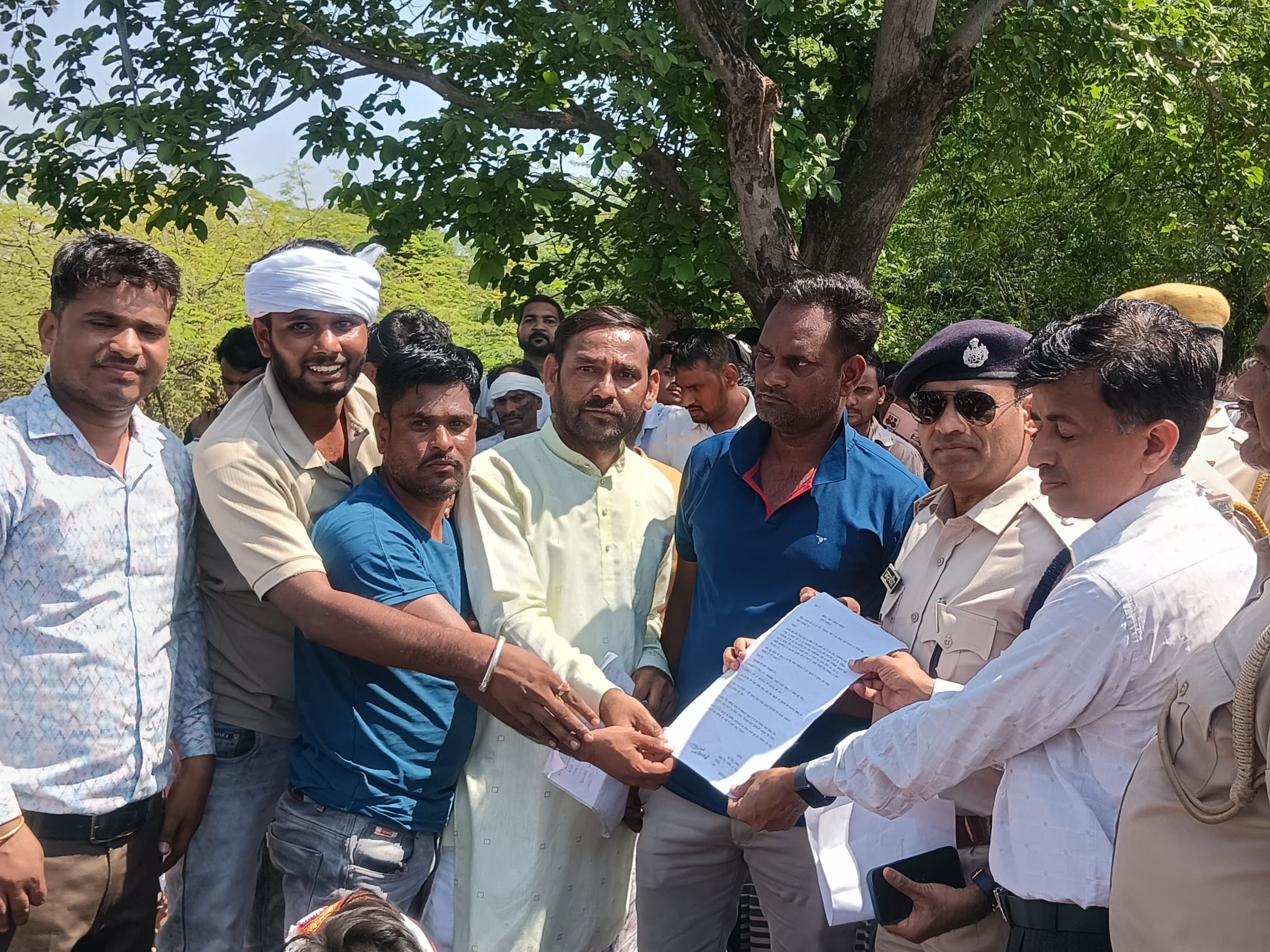 विश्व हिंदू परिषद ने प्रशासन को सौंपा मांग पत्र।