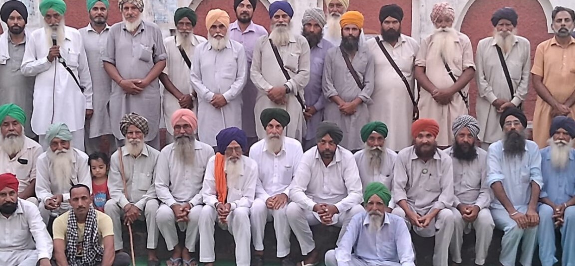 जानकारी देते हुए किसान।