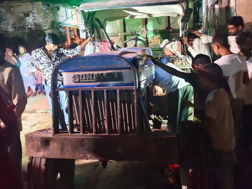 हादसे के बाद मौके पर ट्रैक्टर छोड़ भागा ड्राइवर।