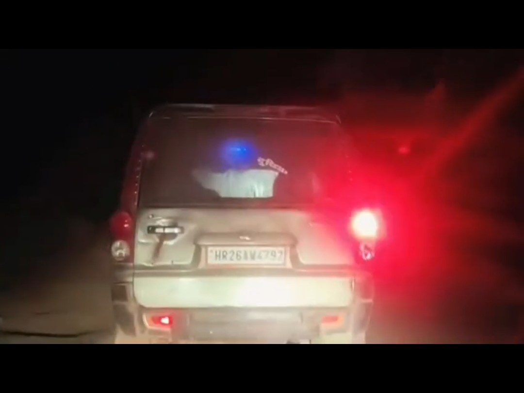 गाड़ी छोड़कर भागे गो तस्कर।