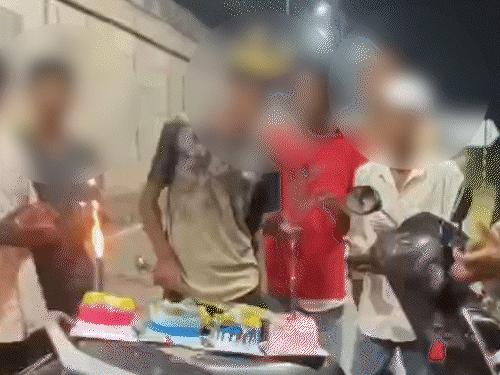 बीच सड़क पर एक्टिवा खड़ी कर सीट पर केक रखकर तलवार से काटा गया।