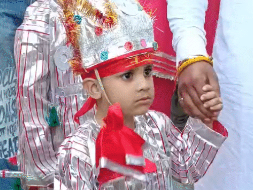 दुर्ग्याणा तीर्थ के हनुमान मंदिर परिसर में लंगूर बने बच्चे और नाचते लोग।। - Dainik Bhaskar