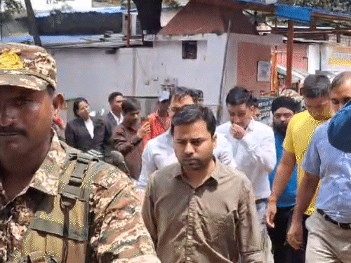 EOW to arrest Chaitanya | चैतन्य को गिरफ्तार करेंगी EOW: एजेंसी ने कोर्ट में लगाया प्रोडक्शन वारंट, कुछ देर बाद रायपुर कोर्ट में होगी सुनवाई - Raipur News 5 ED की जांच के अनुसार- घोटालों के पैसों को चैनलाइज्ड करके चैतन्य बघेल तक पहुंचाया जाता था।