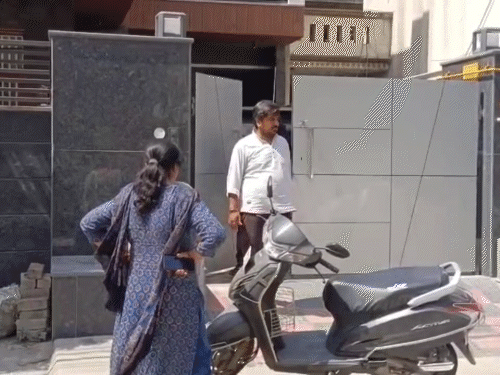 चोरी होने का पता लगने पर स्थानीय लोग भी कारोबारी के घर पहुंचे।