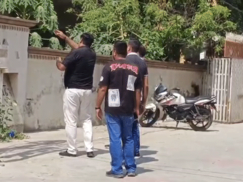 घर में घुसने के सभी एंगल देखती पुलिस की टीमें और परिवार वाले।