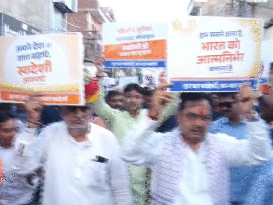 सीएम भजनलाल शर्मा के साथ यूडीएच मंत्री झाबर सिंह खर्रा ने भी आमजन को स्वदेशी अपनाने के लिए जागरूक किया।