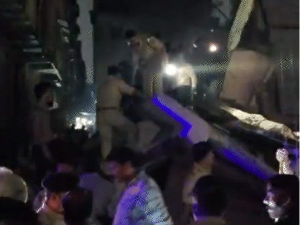 घटना की सूचना मिलते ही पुलिस और प्रशासन की टीम मौके पर पहुंची।