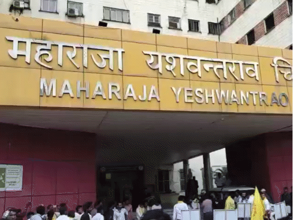 अस्पताल के गेट पर प्रदर्शन करते जयस कार्यकर्ता।