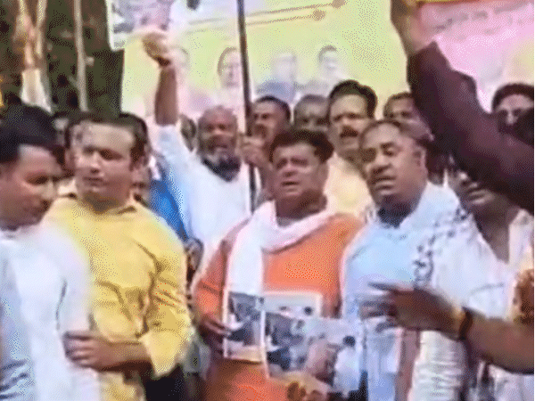 The Congress burnt the effigy of BJP leader Sanjay Aggarwal and demanded an apology from him.