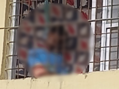 खिड़की की रेलिंग से लटकता मिला छात्र का शव। - Dainik Bhaskar