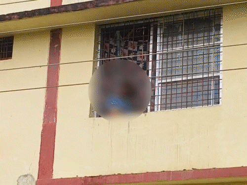 शव को देख बच्चों ने शिक्षकों और अधीक्षक को सूचना दी।