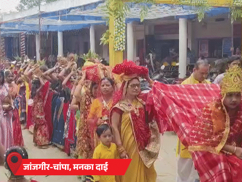 जांजगीर-चांपा में मनका दाई मंदिर में बड़ी संख्या में महिलाएं कलश लेकर निकलीं।