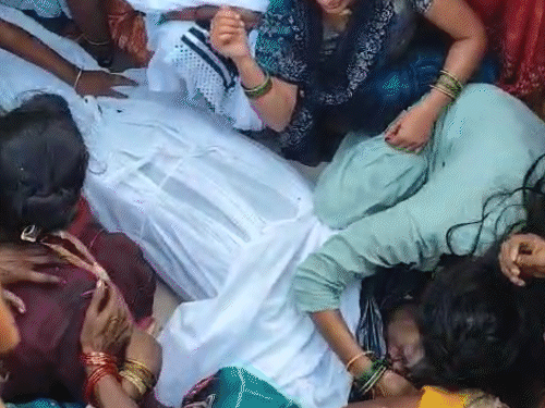 पत्नी लगातार उठाने का प्रयास करती रही।