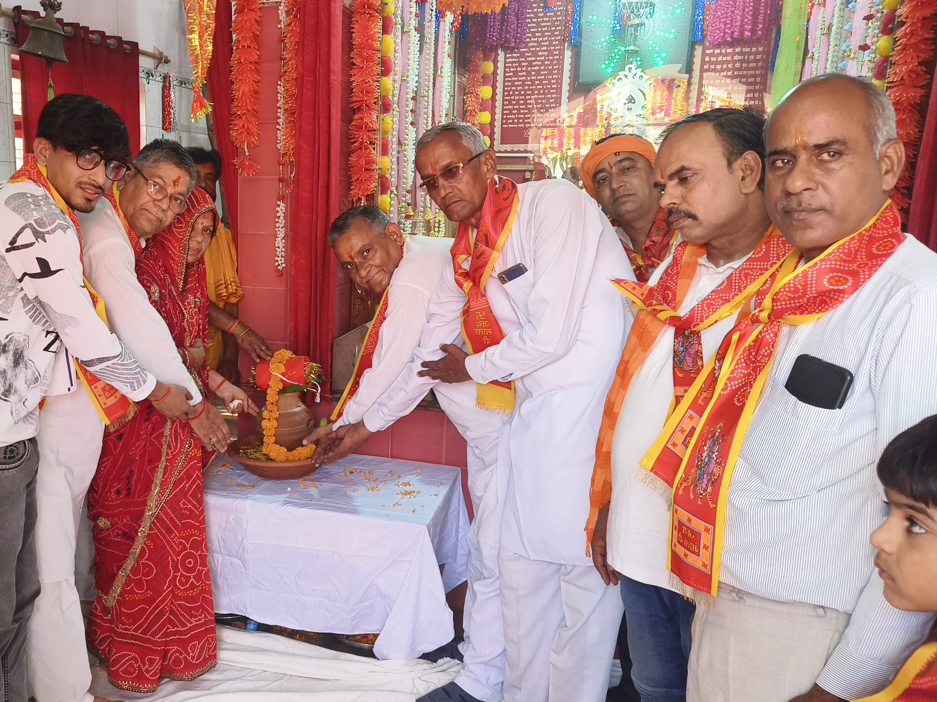 मंदिर के महंत ने विधिवत पूजा-अर्चना के साथ घट स्थापना की।