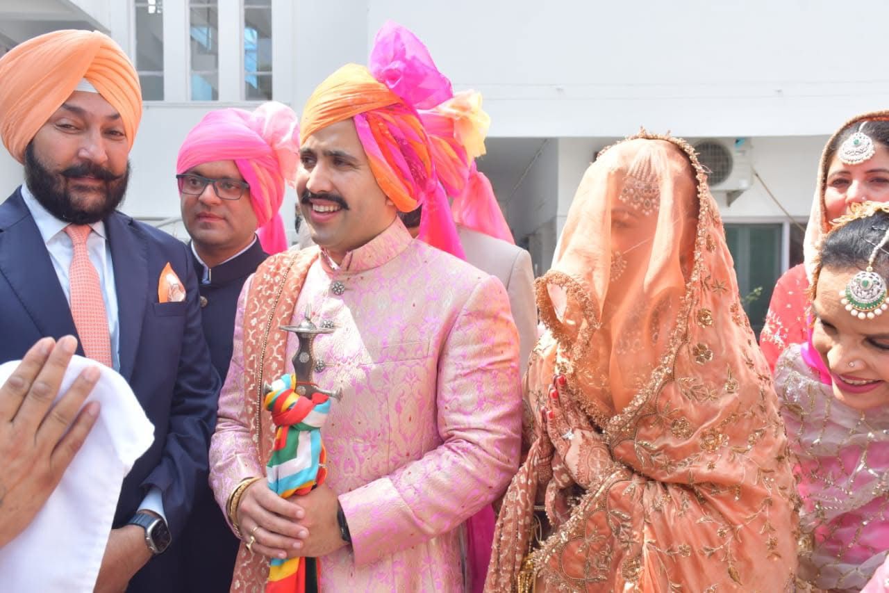 PWD मंत्री विक्रमादित्य अपनी नवनवेली दुल्हन डॉ. अमरीन कौर के साथ।