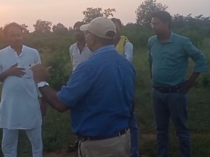 पन्ना में वन विभाग ने खेत से किसान को उठाया:  पेड़ काटने का झूठा आरोप लगाया, परिजन और ग्रामीण कलेक्टर आवास पहुंचे – Panna News