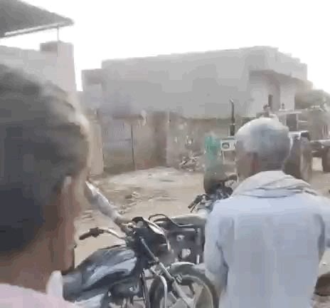 पुलिसकर्मी ट्रैक्टर ले जाने लगे तो ग्रामीणों ने रोक लिया।