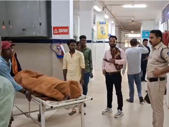 जिला अस्पताल में नाबालिग का शव।