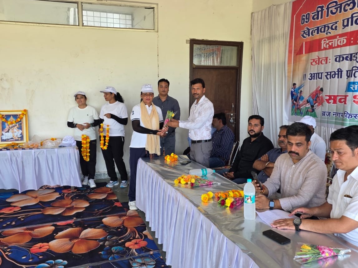 माला पहनाकर अतिथियों का सम्मान किया गया।