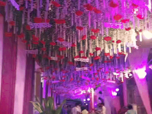 रंग-बिरंगी लड़ियों से सजा मां भगवती का दरबार।