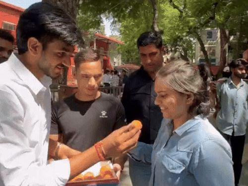 हंसराज कालेज में पहुंचने पर एक छात्रा को मिठाई खिलाते DUDU प्रधान आर्यन मान।