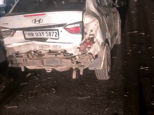 हादसे के बाद सड़क पर क्षतिग्रस्त वाहन। - Dainik Bhaskar