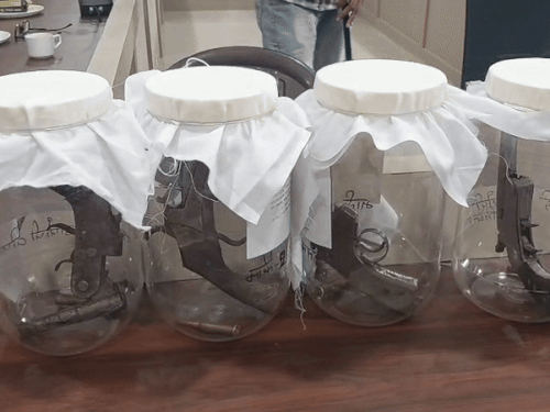 कुरुक्षेत्र में हथियारों के साथ कैथल के शूटर गिरफ्तार:  गैंगस्टर के इशारे पर पहुंचे, सबसे देसी-कट्‌टे बरामद, सेंटर पर हुई फायरिंग से भी जुड़े तार – Kurukshetra News