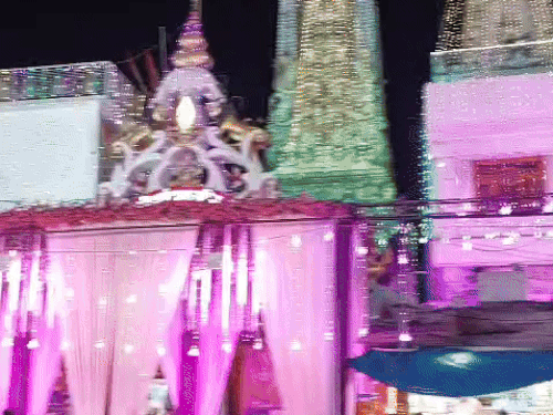 रंग-बिरंगी लाइटों से सजा श्री दुर्गा माता मंदिर।