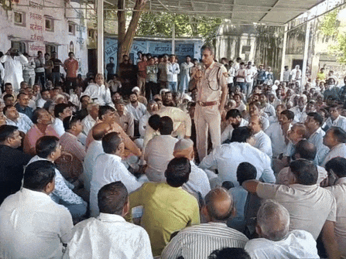 गांव भोड़ा कलां में आयोजित पंचायत में मौजूद लोग।