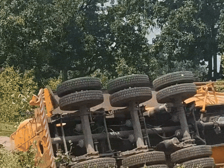 Capsule truck overturned on NH-43 coming out of Katni | कटनी से निकले ...