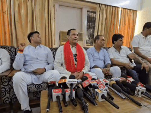 भाजपा प्रदेश अध्यक्ष मोहनलाल बडोली प्रैसवार्ता के दौरान - Dainik Bhaskar