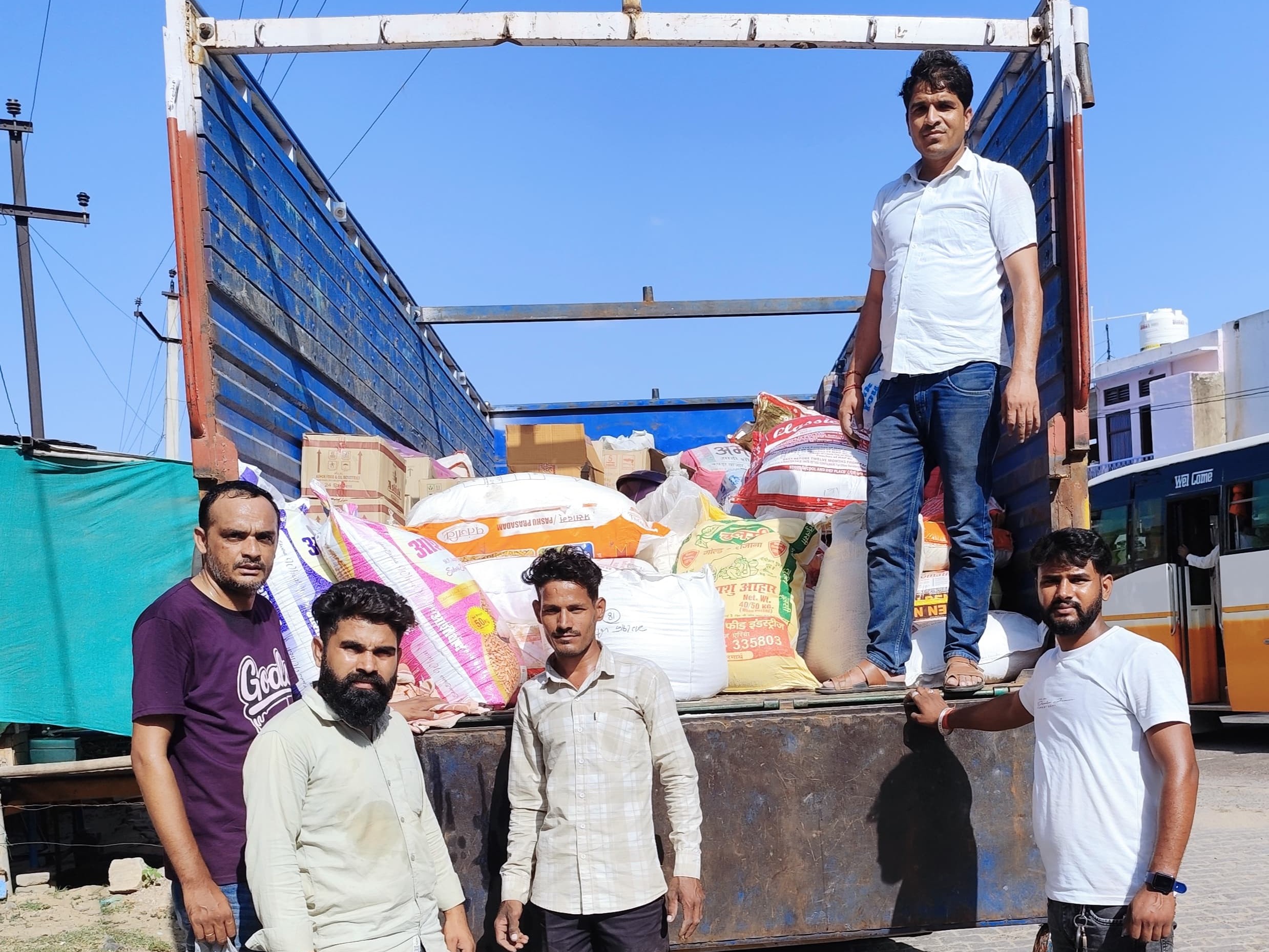 सिंघाना से पंजाब के बाढ़ पीड़ितों के लिए राहत सामग्री को हरी झंडी दिखाकर रवाना किया ।