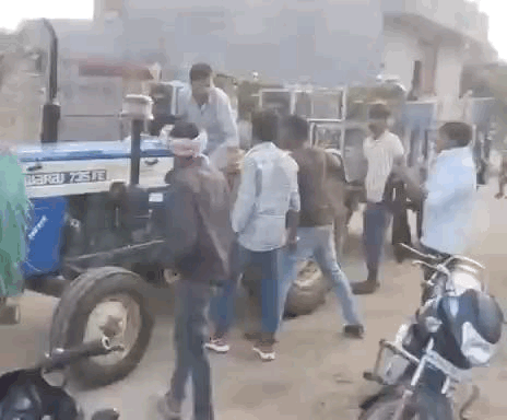 बड़ी संख्या में ग्रामीणों ने पुलिस को घेर लिया।