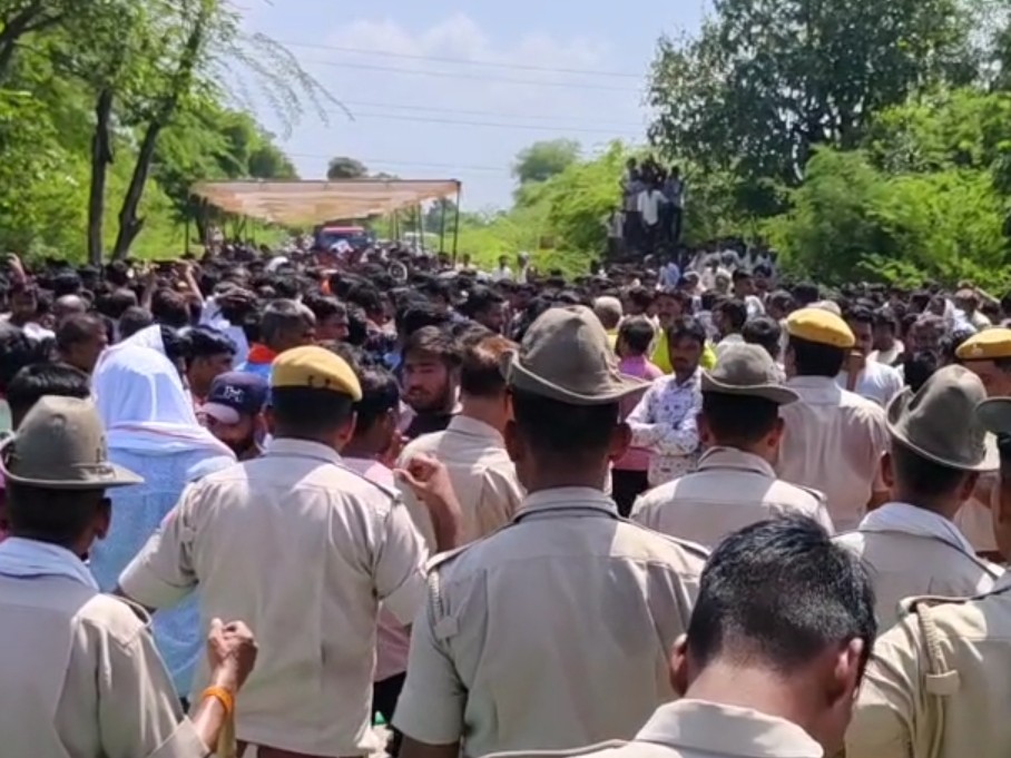 घटना से नाराज लोगों ने गौ पालन मंत्री मुर्दाबाद के नारे लगाए।