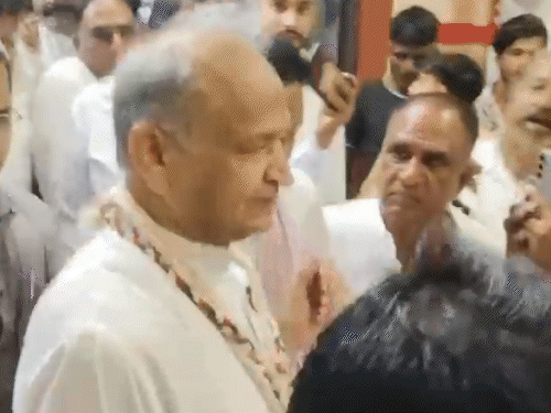 गहलोत ने पार्टी कार्यकर्ताओं का हौसला बढ़ाया और कहा कि वोट चोरी देश के लिए बहुत बड़ा खतरा है।