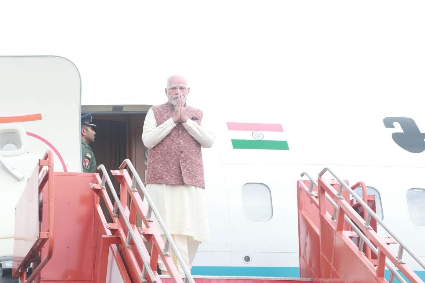 प्रधानमंत्री नरेंद्र मोदी त्रिपुरा पहुंच चुके हैं, यहां वह थोड़ी देर में री-डेवलप्ड त्रिपुर सुंदरी मंदिर का उद्घाटन करेंगे।