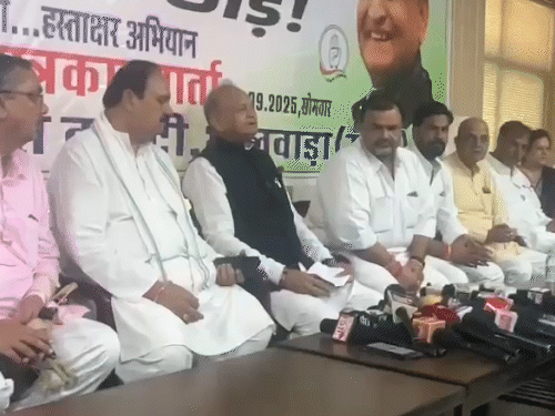 पूर्व सीएम अशोक गहलोत ने सर्किट हाउस में भाजपा सरकार पर जमकर आरोप लगाए।