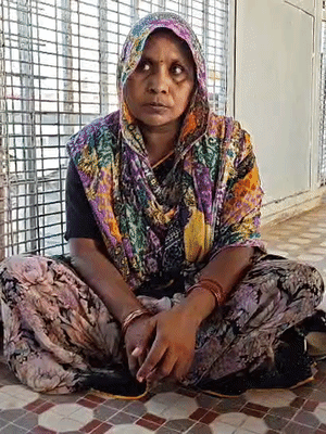 पुलिस कमिश्नर ऑफिस के बाहर बैठी मां विजयश्री अपनी बेटी के लिए इंसाफ चाहती हैं।