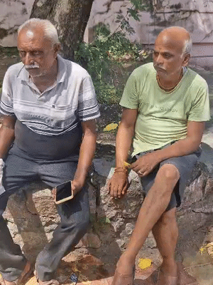 अपने इकलौते बेटे की मौत से पिता गमगीन हैं। (हाफ पैंट में दाएं)