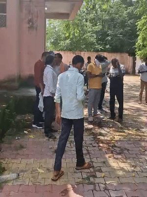 पुलिस जब साहित्य की लाश को पोस्टमॉर्टम के लिए ले गई, तो घरवाले भी वहां पहुंच गए।