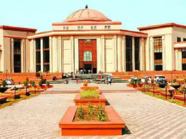 The accused acquitted in a 9 -year -old bribery case of 100 rupees.