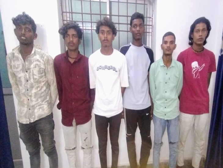 पुलिस ने 15 लड़कों को पकड़ा है, जिसमें 9 नाबालिग है।